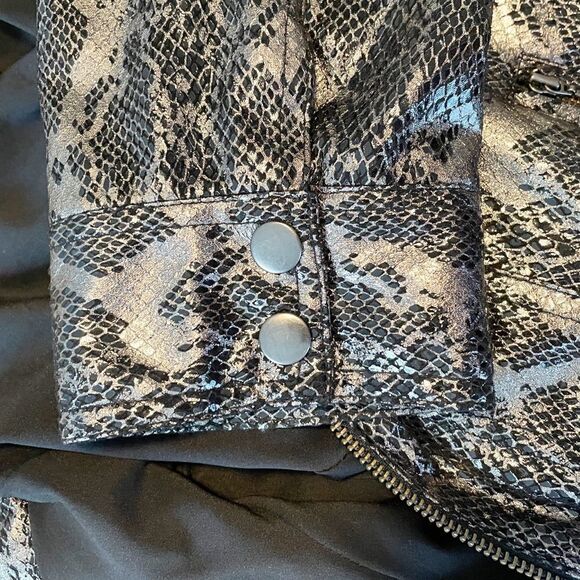 Chico's Faux Snakeskin Embossed Black Silver Metallic Jacket Blazer Size 1 US 8 - Picture 8 of 8